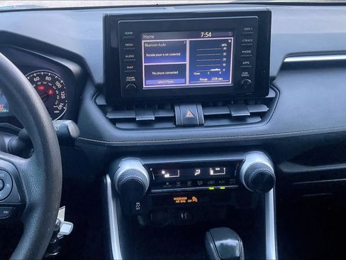 Used 2019 Toyota RAV4 LE FWD image 6