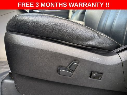 Used 2016 Chrysler Town & Country Touring image 13