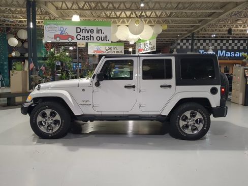Used 2016 Jeep Wrangler Unlimited Sahara w/ Dual Top Group AWD/4WD image 12