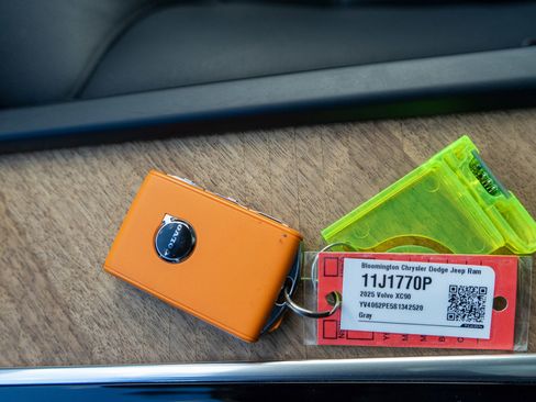 Used 2025 Volvo XC90 B6 Plus image 31