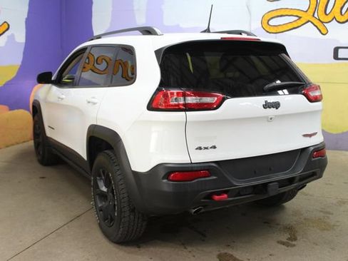 Used 2018 Jeep Cherokee Trailhawk AWD/4WD image 6