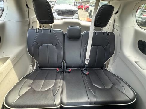Used 2021 Chrysler Pacifica Limited w/ Uconnect Theater Family Group FWD image 16
