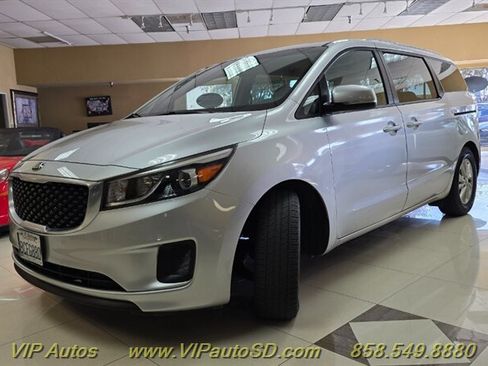 Used 2017 Kia Sedona LX w/ LX Essentials Premium Package FWD image 2