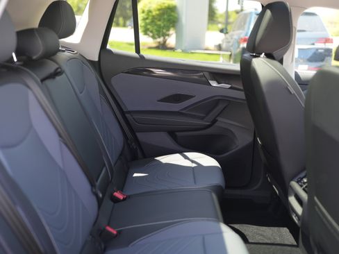Used 2025 Volkswagen Tiguan SE w/ Panoramic Sunroof Package AWD/4WD image 23