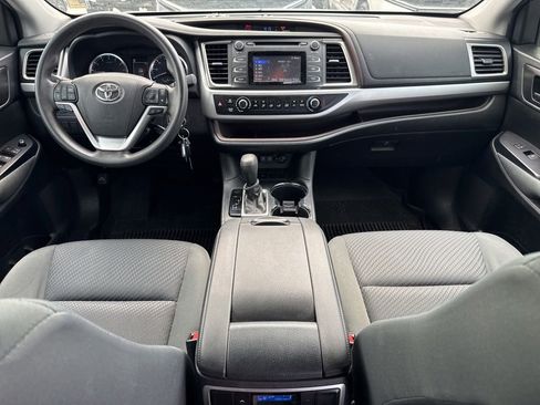 Used 2019 Toyota Highlander LE FWD image 11