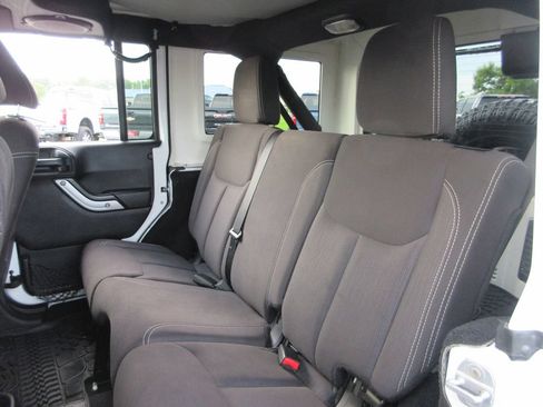 Used 2014 Jeep Wrangler Unlimited Sahara w/ Connectivity Group AWD/4WD image 19