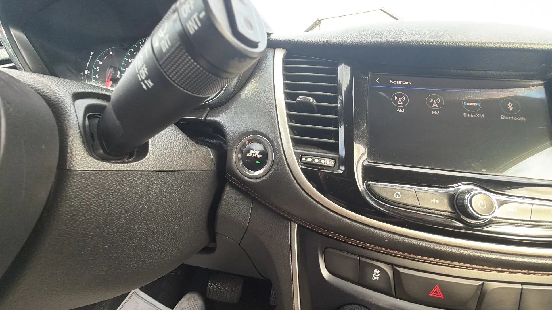 Used 2019 Chevrolet Trax LT w/ LT Convenience Package FWD image 11