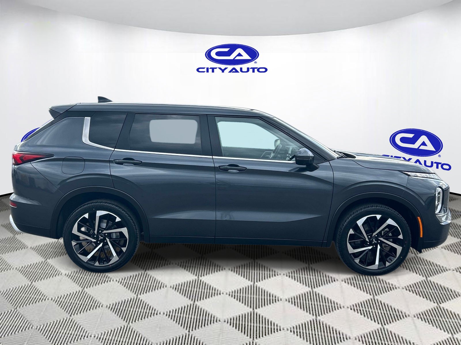 Used 2024 Mitsubishi Outlander SE FWD image 2