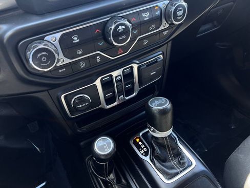 Used 2019 Jeep Wrangler Unlimited Sahara image 21