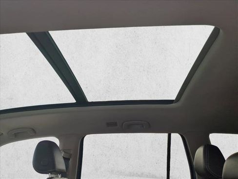 Used 2025 Volkswagen Atlas SE image 18