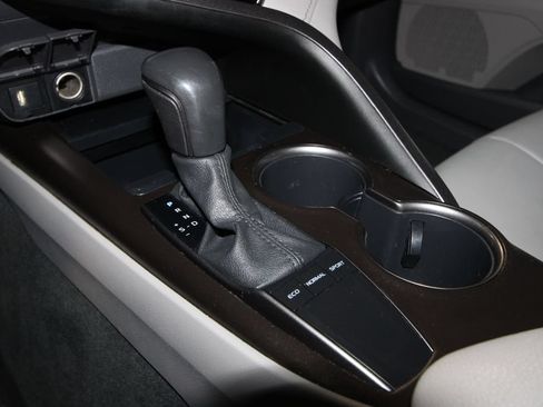 Used 2022 Toyota Camry SE w/ Convenience Package FWD image 16