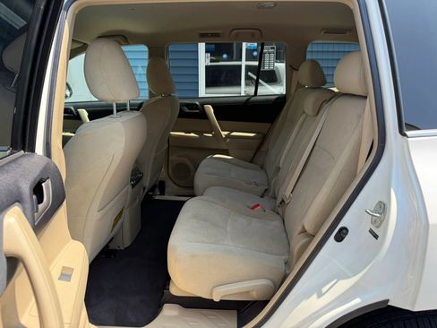 Used 2013 Toyota Highlander Plus AWD/4WD image 28