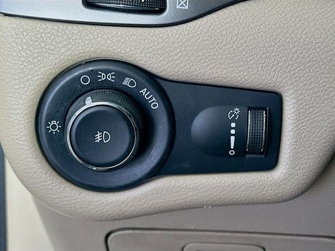 Used 2019 Jeep Cherokee Latitude w/ Popular Appearance Group image 16