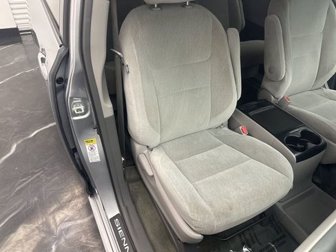 Used 2015 Toyota Sienna LE image 9