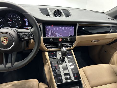 Certified 2025 Porsche Macan AWD/4WD image 28