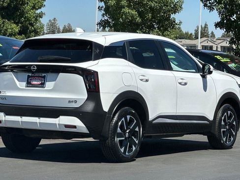 Used 2025 Nissan Kicks SV AWD/4WD image 4