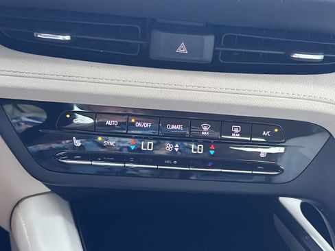 Used 2022 Buick Envision Essence w/ Technology Package I FWD image 33