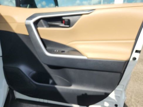 Used 2019 Toyota RAV4 LE FWD image 13