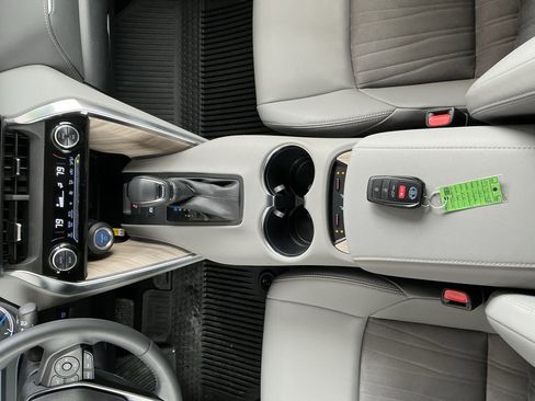 Certified 2021 Toyota Venza XLE image 11