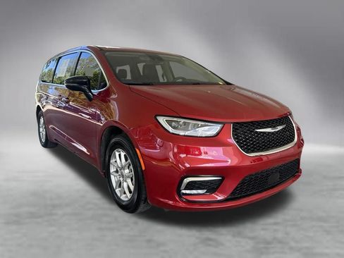 Used 2024 Chrysler Pacifica Touring-L FWD image 2