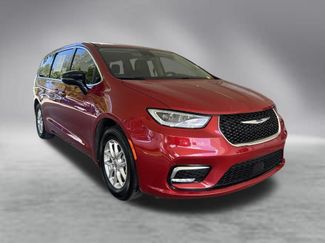 Used 2024 Chrysler Pacifica Touring-L FWD video 2