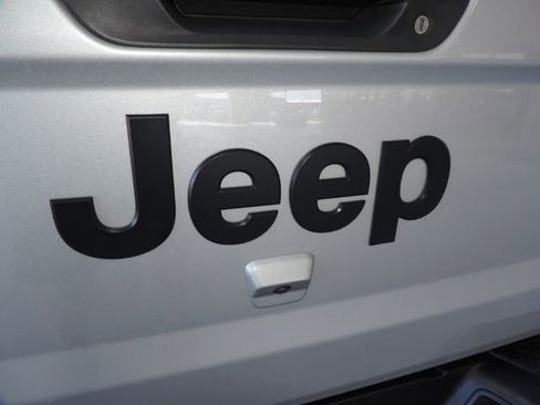 Used 2022 Jeep Gladiator Sport image 15