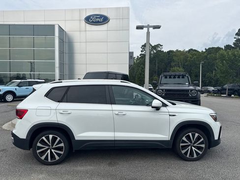 Used 2022 Volkswagen Taos SE FWD image 2