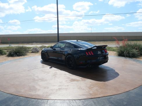 Used 2020 Ford Mustang Shelby GT350 w/ Technology Package image 4