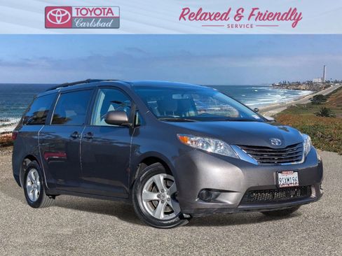 Used 2015 Toyota Sienna LE image 1