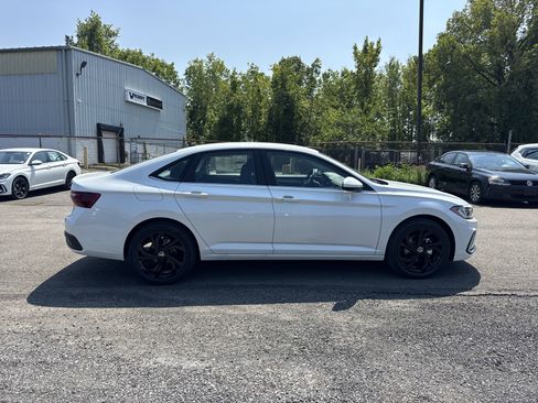 New 2025 Volkswagen Jetta SE image 4