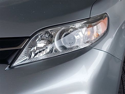 Used 2020 Toyota Sienna LE image 30