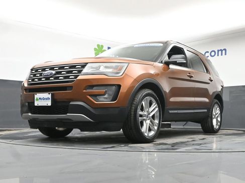 Used 2017 Ford Explorer XLT w/ Equipment Group 202A image 6