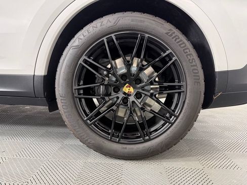 Certified 2024 Porsche Cayenne AWD/4WD image 11