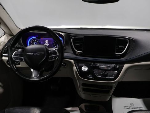 Used 2021 Chrysler Pacifica Touring-L image 17