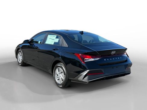 New 2026 Hyundai Elantra SE FWD image 3