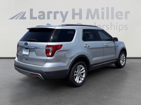 Used 2017 Ford Explorer XLT w/ Equipment Group 202A FWD image 5