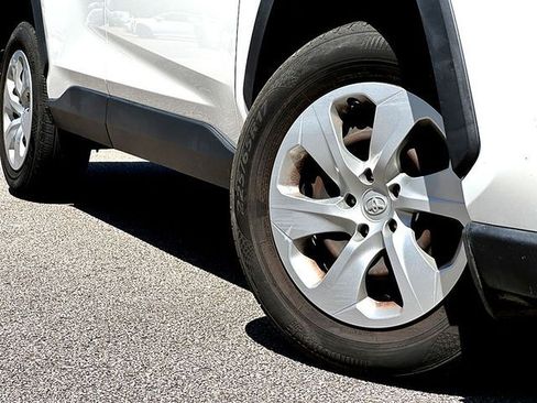 Used 2021 Toyota RAV4 LE FWD image 2