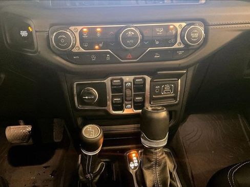 Used 2025 Jeep Wrangler Sahara image 32