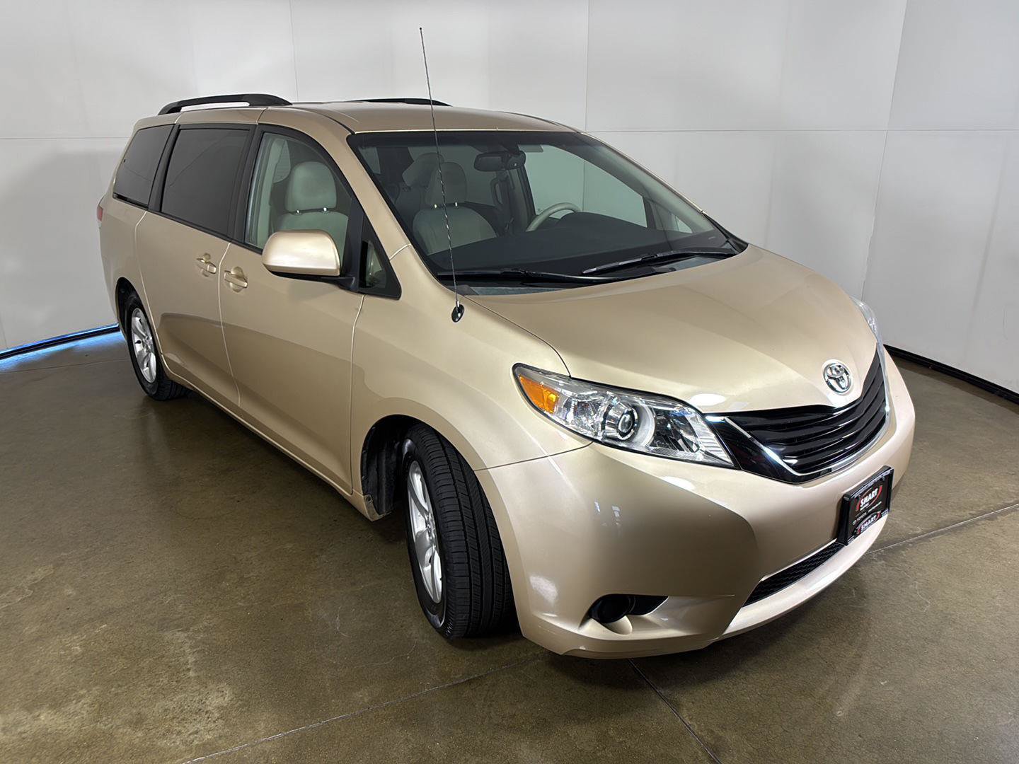 Used 2012 Toyota Sienna LE w/ Towing Pkg FWD image 8