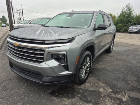 Used 2024 Chevrolet Traverse LT w/ Trailering Package AWD/4WD image 3