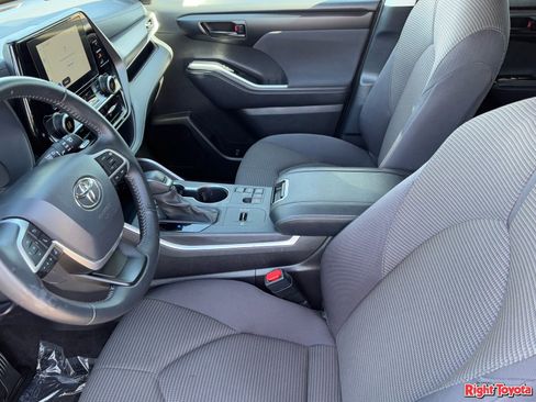 Used 2025 Toyota Highlander LE image 20