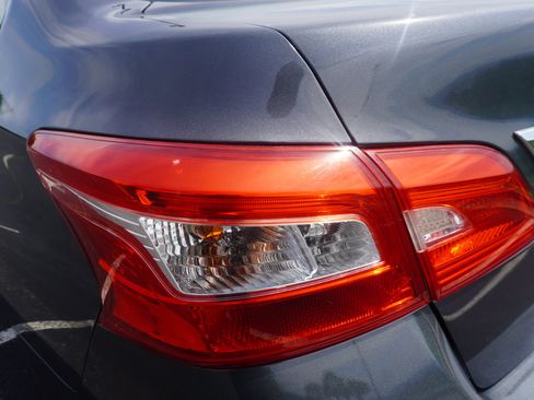 Used 2017 Nissan Sentra SV w/ Style Package image 11