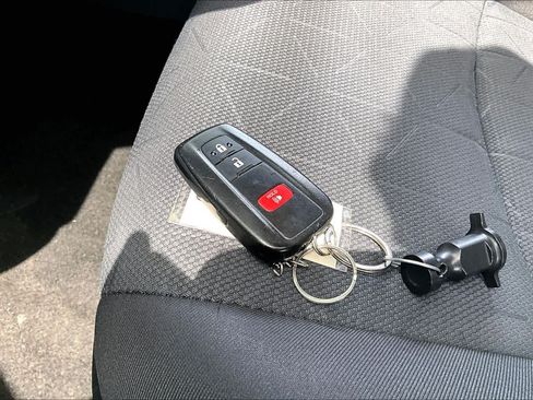 Used 2020 Toyota RAV4 XLE AWD/4WD image 14