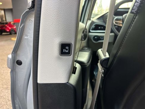 Used 2024 Chrysler Pacifica Touring-L image 16