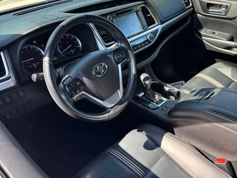 Certified 2019 Toyota Highlander SE AWD/4WD image 2