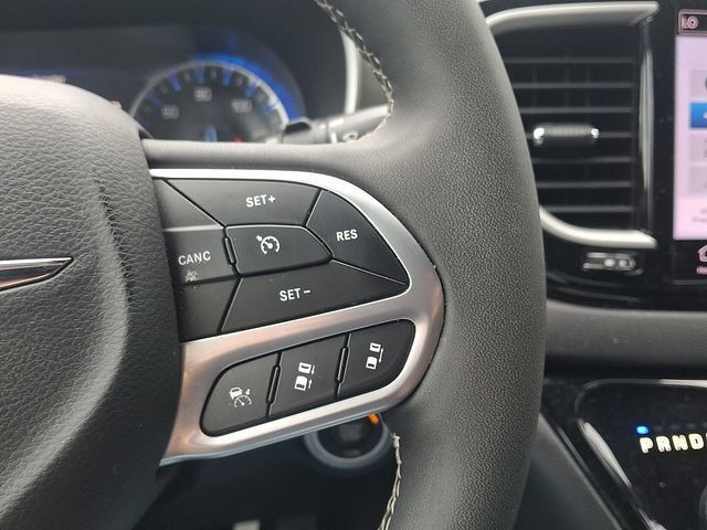 Used 2025 Chrysler Pacifica Select FWD image 21