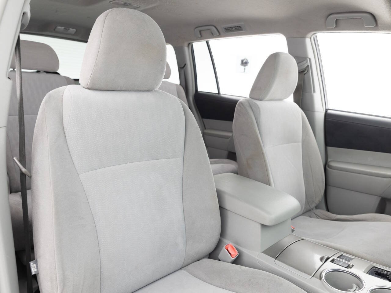 Used 2013 Toyota Highlander FWD w/ Cold Weather Pkg image 26
