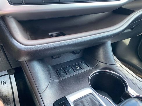 Used 2016 Toyota Highlander Plus AWD/4WD image 17