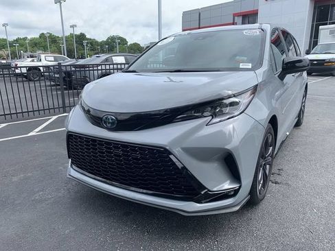 Used 2025 Toyota Sienna XSE FWD image 4