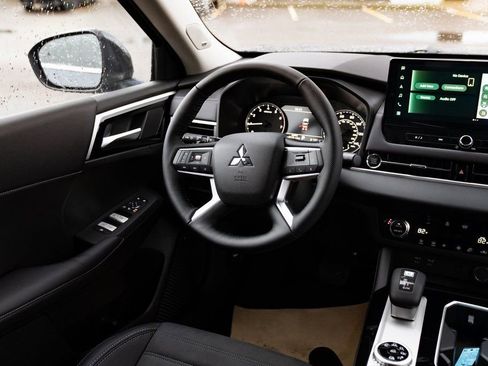 New 2026 Mitsubishi Outlander SE image 9